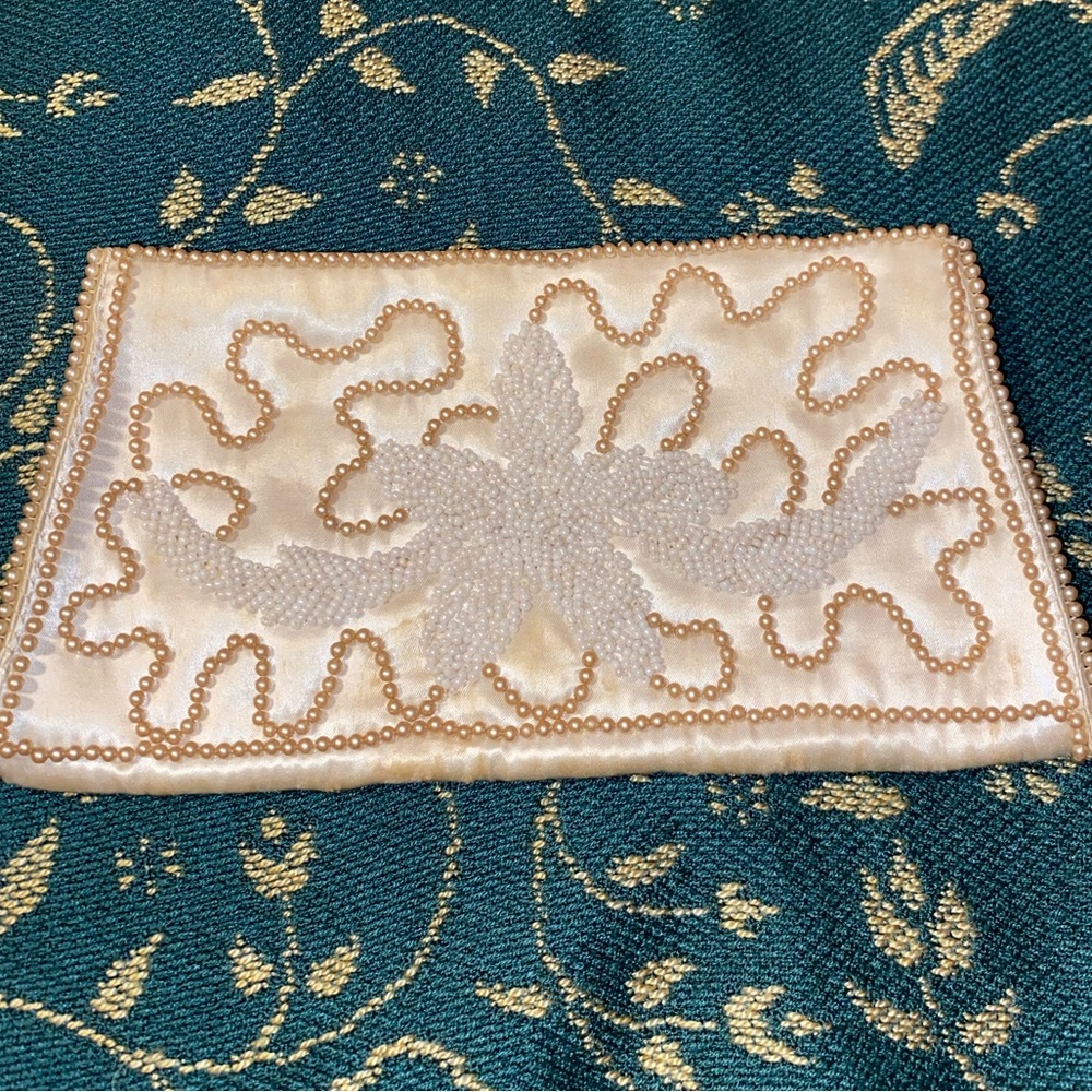 Vintage la regale beaded clutch